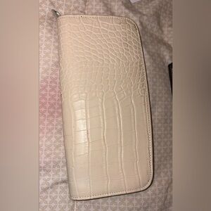 Elegant Cream Crocodile-Embossed Women's Bag
